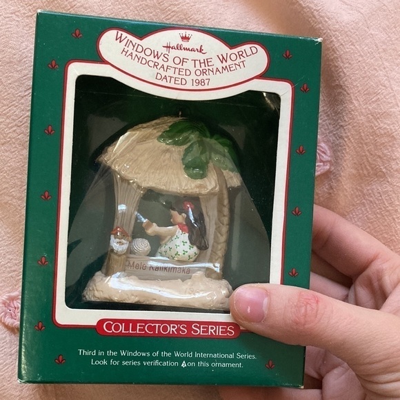 VINTAGE 1987 Hallmark Ornament window of the world - Picture 1 of 3